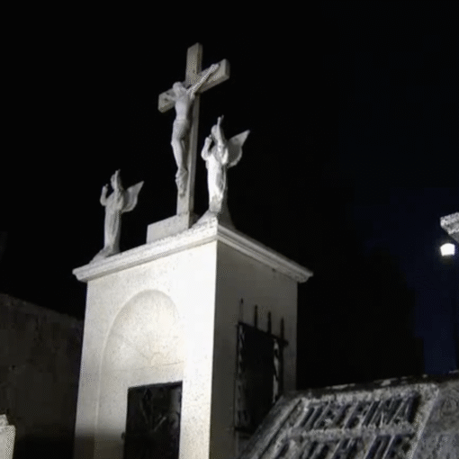 Día de los muertos es un documental dirigido por el cineasta cubano Carlos Barba que se sitúa en Pomuch, en el estado de Campeche, México. En este pequeño pueblo se conserva una tradición funeraria heredada de la cultura maya.
