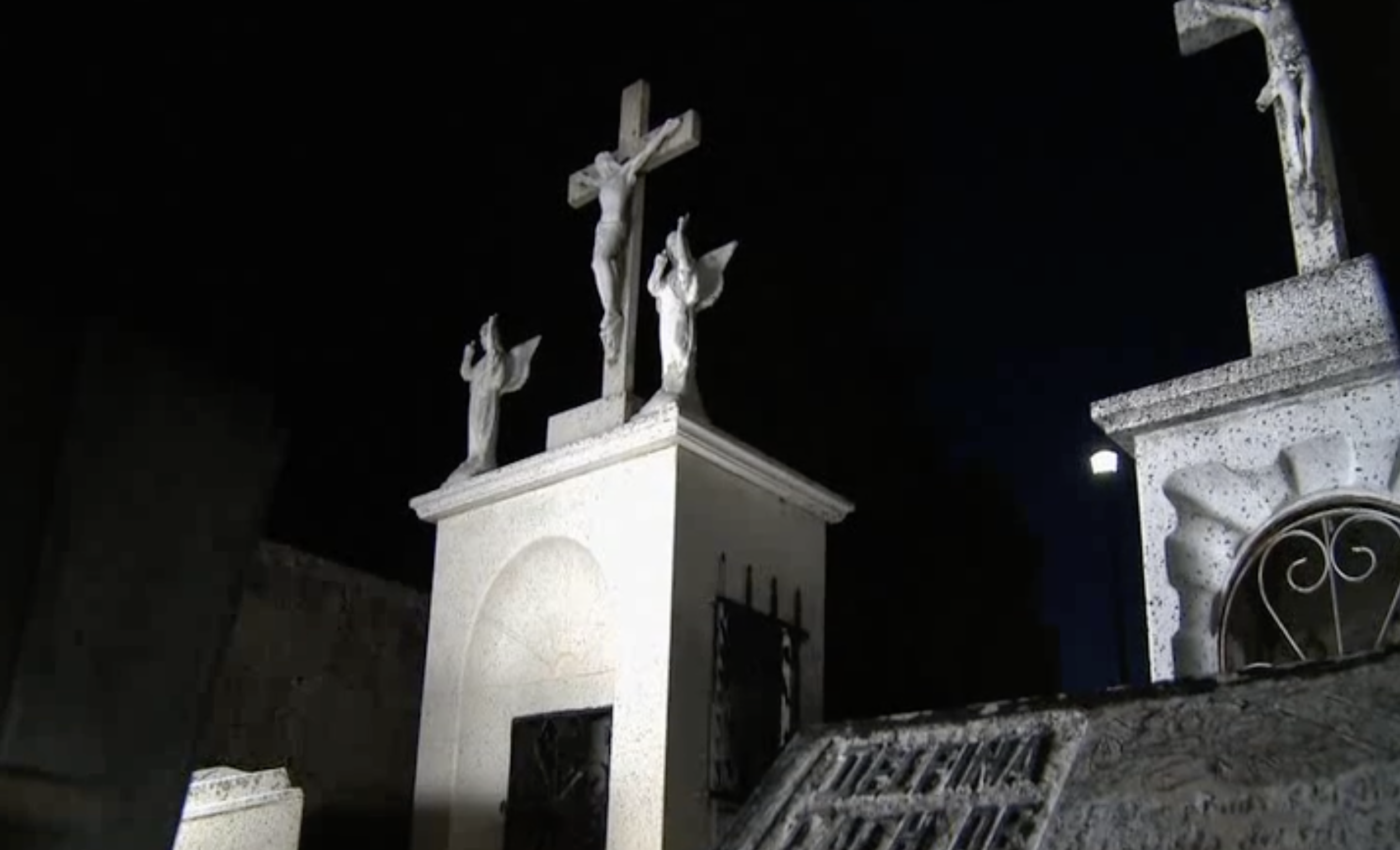Día de los muertos es un documental dirigido por el cineasta cubano Carlos Barba que se sitúa en Pomuch, en el estado de Campeche, México. En este pequeño pueblo se conserva una tradición funeraria heredada de la cultura maya.