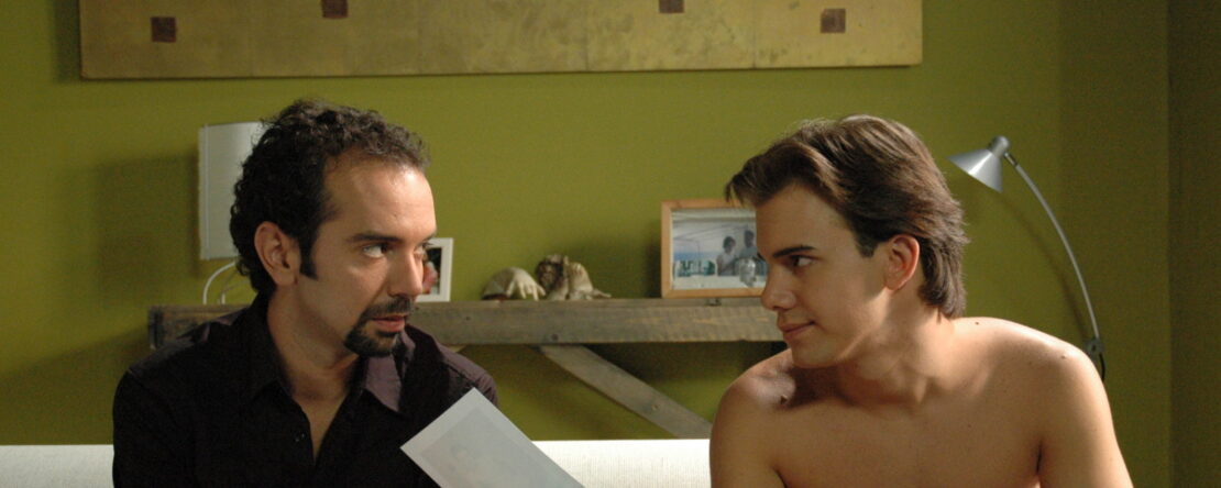 Fotograma de Enrique y David, los dos protagonistas, mirandose mutuamente.