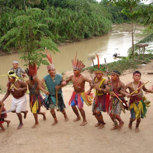 Xina Bena Nuevos Tiempos. Fotograma del documental. Se ve a un grupo de personas tribales vestidos bailando.