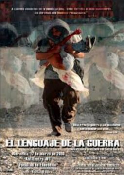 Cartel película "El lenguaje de la guerra", Un hombre corre cargando a un niño herido en brazos, en medio de un entorno devastado.