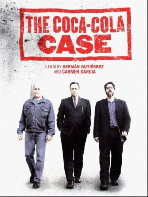 Cartel del documental “The Coca-Cola Case” con tres hombres caminando y el título en rojo sobre fondo blanco.