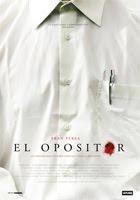 Cartel de la película El opositor. Una camisa blanca con un bolígrafo en el bolsillo y tiene una mancha de sangre.