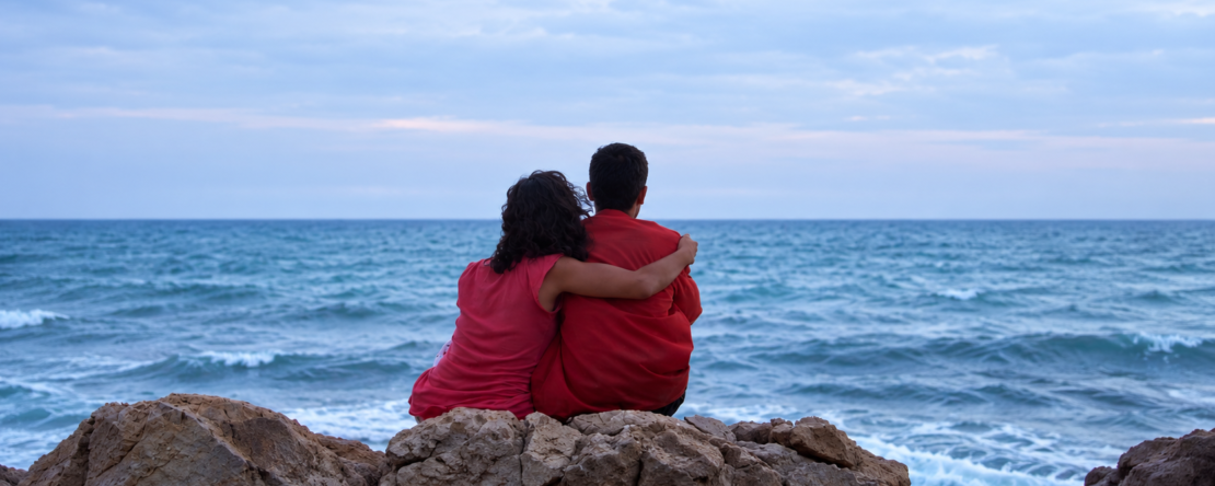 Fotograma de dos personas sentadas frente al mar en Los Crayones de Askalan.