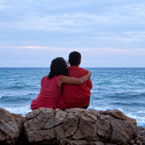 Fotograma de dos personas sentadas frente al mar en Los Crayones de Askalan.