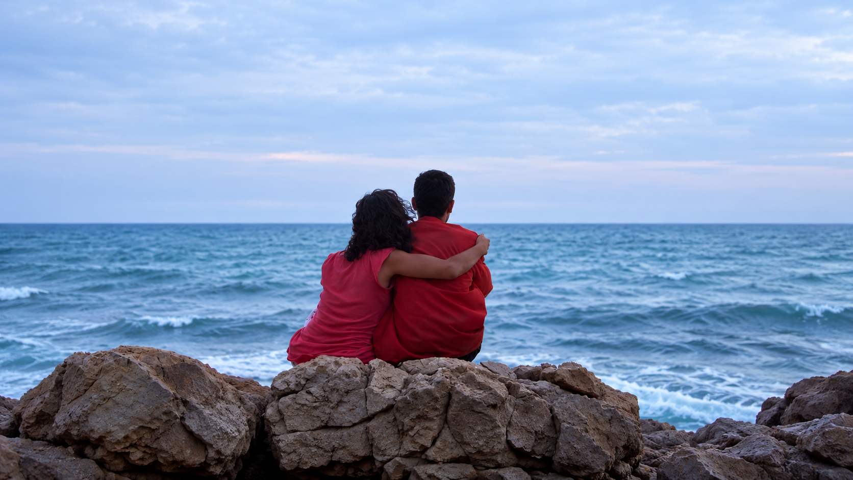 Fotograma de dos personas sentadas frente al mar en Los Crayones de Askalan.