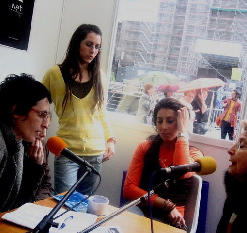 Imagen de varias personas que se encuentran en un estudio alzando sus voces con un micrófono