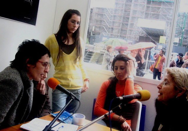 Imagen de varias personas que se encuentran en un estudio alzando sus voces con un micrófono