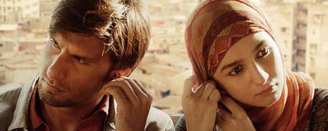 Fotograma de Un chico de barrio en el que aparecen un hombre y una mujer que comparten auriculares, uno cada uno.