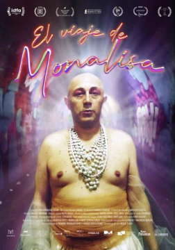 Póster de El viaje de Monalisa en el que aparece una persona maquillada en tonos rosa, con un collar muy grande de perlas y sin camiseta. Está en un túnel lleno de grafitis de colores. El título aparece en colores neón rosados.