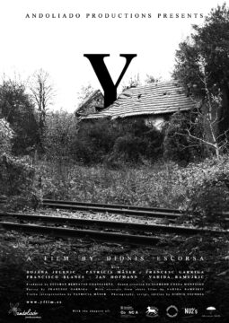 Imagen tipo cartel o póster de la película “Y”. Se ve el título “Y” en letras grandes sobre un fondo oscuro. Aparece la figura de un hombre de espaldas caminando solo sobre terreno abandonado, con cielo nublado y tonos grises.