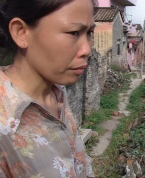 Fotografía del documental 'Una nueva era' que muestra un gran cúmulo de escombros de ladrillos y vigas de madera procedentes de viviendas demolidas, rodeado de vegetación verde descuidada.