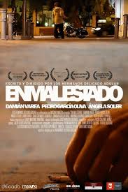 Póster de En mal estado en el que aparece una mano en primer plano apagando un cigarro en el suelo. Al fondo, está el suelo de la calle y una persona de espaldas. En el centro, está el título del cortometraje en letras blancas.