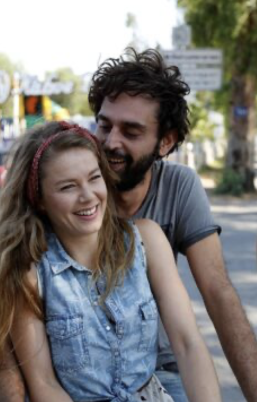 La película Muy lejos, demasiado cerca narra la historia de una pareja que se conoce en el entorno universitario. Ambos comparten intereses y experiencias durante sus años de formación. Además, su relación crece en un momento de descubrimiento personal.