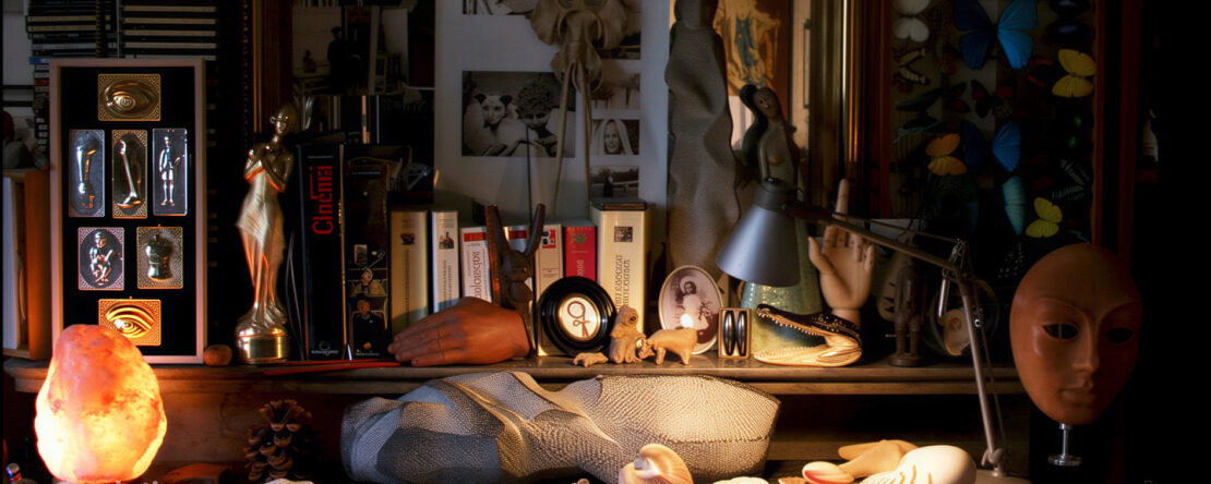 Varios escritorios en una habitación, ambos llenos de objetos