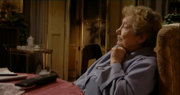 En lo que va de año.
Mujer de la tercera edad sentada en un sillón con expresión contemplativa.