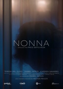 Póster de Nonna en el que aparece la sombra a contraluz de la cabeza de una persona en tonos azules.