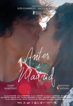 Imagen de dos adolescentes besándose