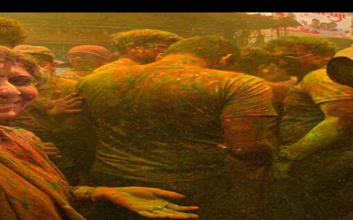 Imagen de la película en que son bueno los indios, una mujer se rie y es fotografiada en una fiesta de pintura