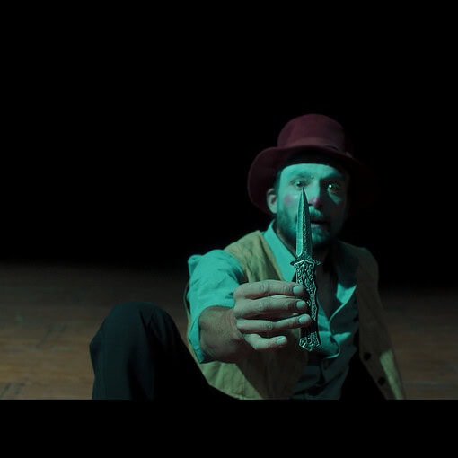 Esta imagen ilustra uno de los momentos más intensos del cortometraje El Petirrojo, en el que se evidencia la amenaza y la violencia ejercida por el personaje del payaso. Su expresión y el gesto de mostrar el cuchillo simbolizan la tensión emocional y física que atraviesa la protagonista. La escena, ambientada en el espacio teatral del circo, refuerza visualmente la temática central del filme: la lucha contra el abuso en entornos donde la apariencia de espectáculo oculta conflictos personales profundos. Su inclusión en la entrada busca subrayar la dimensión simbólica del circo como escenario de opresión y resistencia.