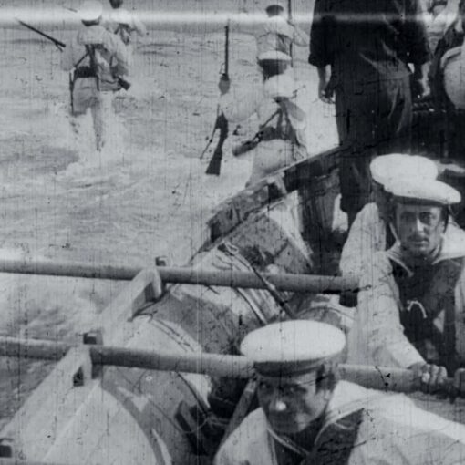 Imagen en blanco y negro de marineros en un barco, con hombres caminando en el agua al fondo.