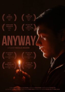 Póster de la película "ANYWAY" (De todas maneras) de Nicolas Maurin, que muestra el perfil de un hombre joven encendiendo un mechero en la oscuridad. El póster también lista varios premios y reconocimientos de festivales de cine.