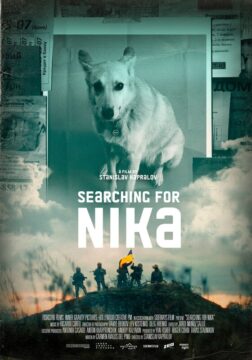 Póster de la película "Searching for Nika" con un perro blanco grande en la parte superior y siluetas de soldados en la parte inferior.