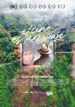 Póster de la película "El Cine Es Un Viaje" con un fondo escénico de montaña y fotogramas de la película.