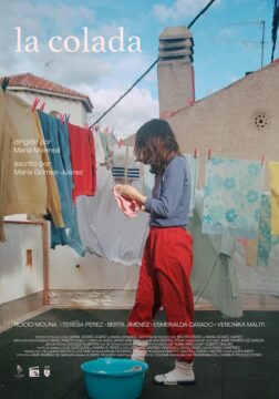 Cartel de la película "La Colada", mostrando a una mujer tendiendo ropa en una azotea.