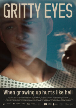 Cartel de la película "Gritty Eyes" (ojos arenosos) con la imagen de un joven y la frase "When growing up hurts like hell".