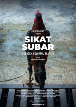 Póster del documental "SIKAT SUBAR" con un gallo de espaldas en el centro.
