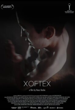 Póster de la película "Xoftes" de Noaz Deshe, con una imagen de un hombre en la parte superior y texto en la parte inferior. Arriba se ven logos de festivales de cine como Filmfest München y Karlovy Vary.