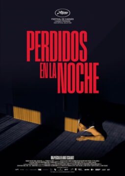Póster de la película "Perdidos en la noche" con un diseño oscuro y minimalista, mostrando una figura en el suelo y el título en letras rojas llamativas. Se incluyen los logos de festivales de cine como el de Cannes.