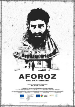Póster en blanco y negro de la película "Aforoz (The Banishment)" con la imagen de un hombre barbudo y una escena de pueblo.