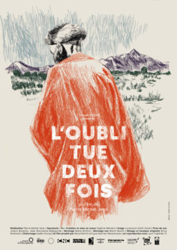 Cartel del documental El olvido mata dos veces en el que aparece un hombre, dibujado a estilo lapiz de color, de espaldas con ropajes de origen haitiano como una manta roja que cubre hasta las rodillas y un gorro de lana negro. Al fondoun paisaje montañoso, cielo azul y pradera color verde. Sobre la manta del personaje aparece el titulo del documental en letras blancas.