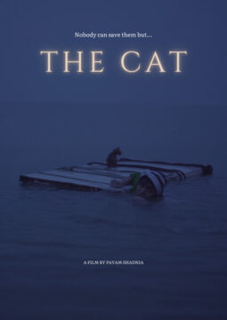Cartel del corto El gato en el que en la parte central aparece una mujer en el mar tirando de un tablón de madera y sobre el un gato sentado. Todo esta en un tono azul oscura y sobre esto el titulo en letras blancas.