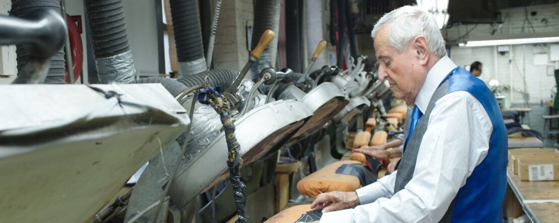 Fotograma del documental El sastre de los presidentes donde vemos a Martín Greenfield trabajando en su taller.