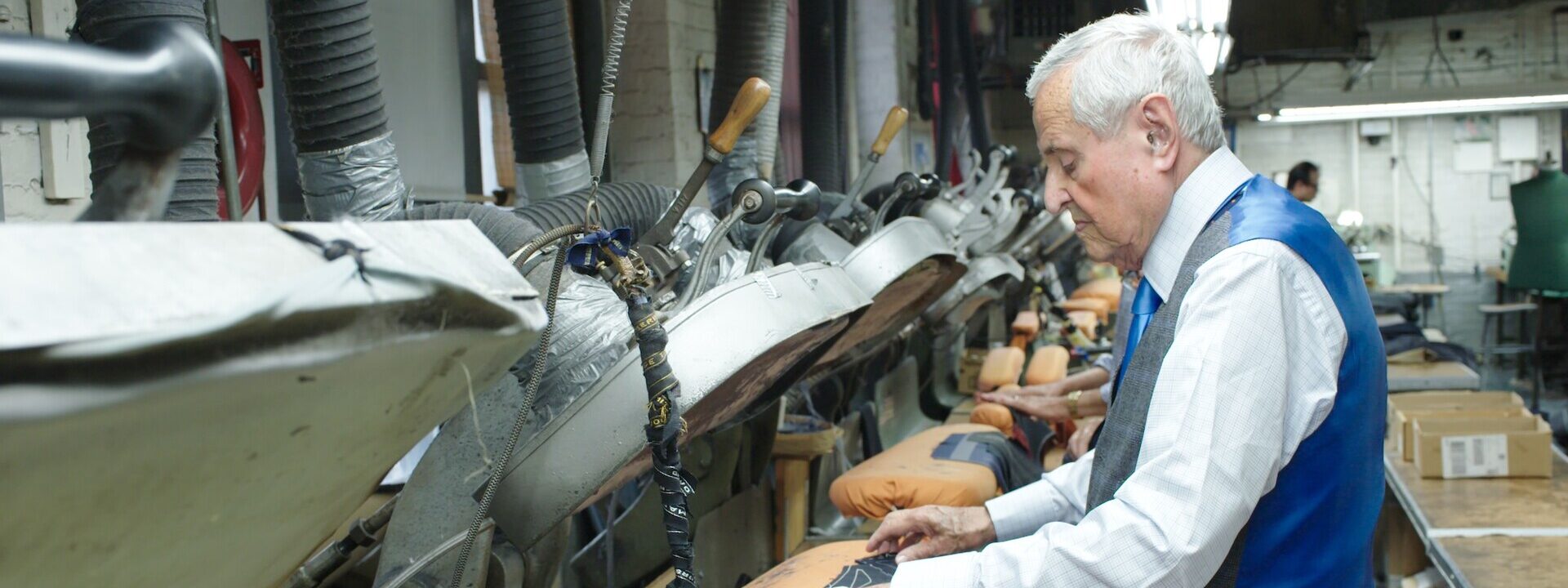 Fotograma del documental El sastre de los presidentes donde vemos a Martín Greenfield trabajando en su taller.