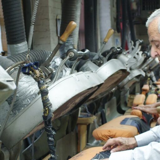 Fotograma del documental El sastre de los presidentes donde vemos a Martín Greenfield trabajando en su taller.