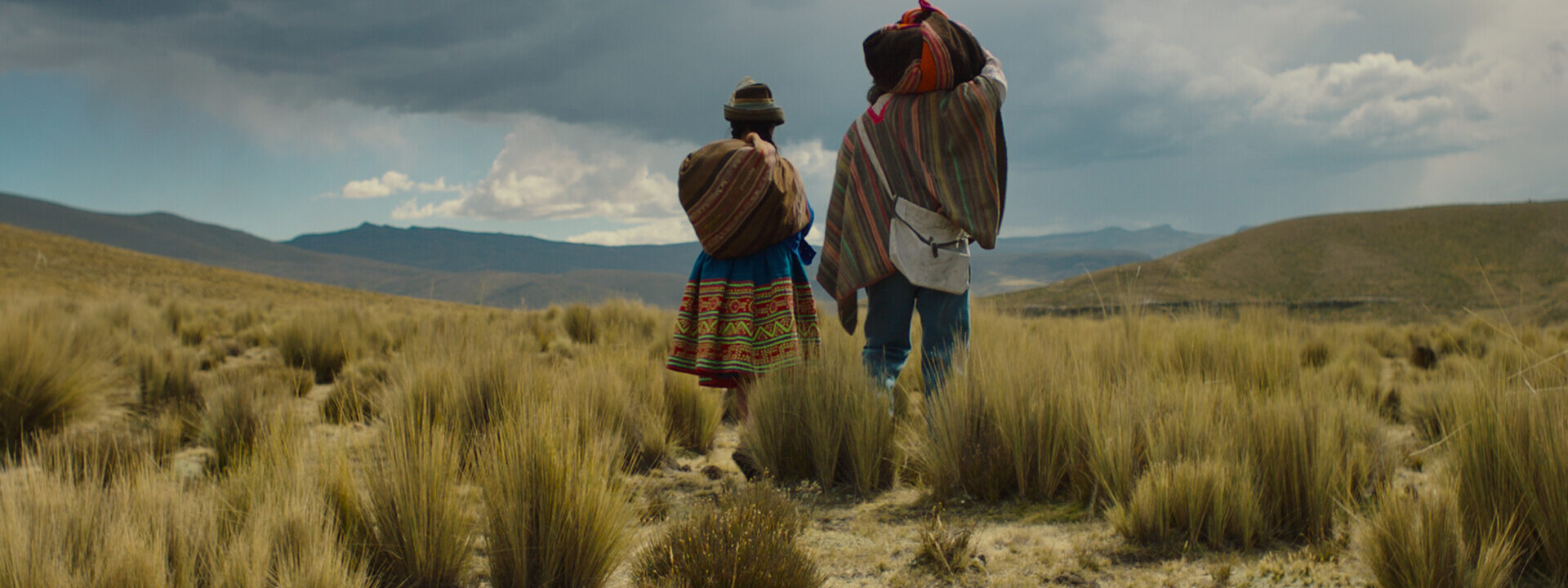 Fotograma de la película Érase una vez en los Andes, en la que vemos a dos personajes de espaldas con ropas tradicionales peruanas.