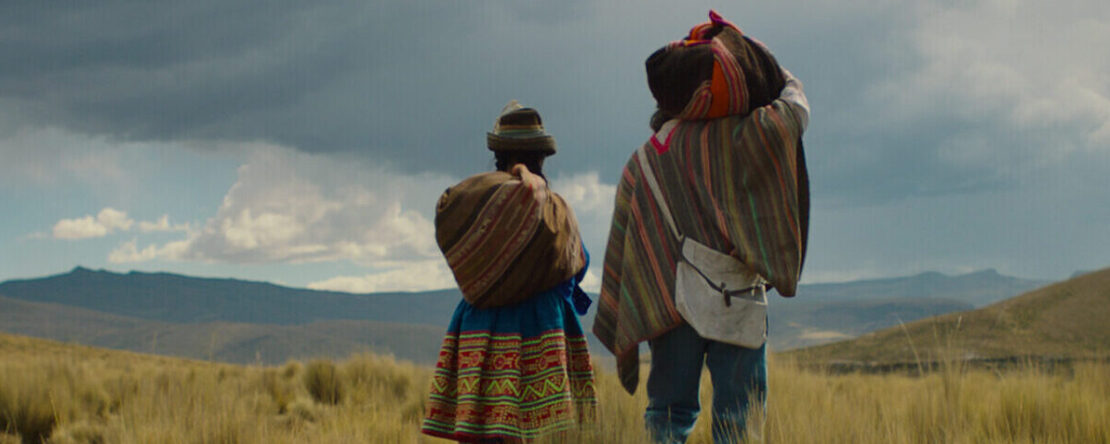 Fotograma de la película Érase una vez en los Andes, en la que vemos a dos personajes de espaldas con ropas tradicionales peruanas.