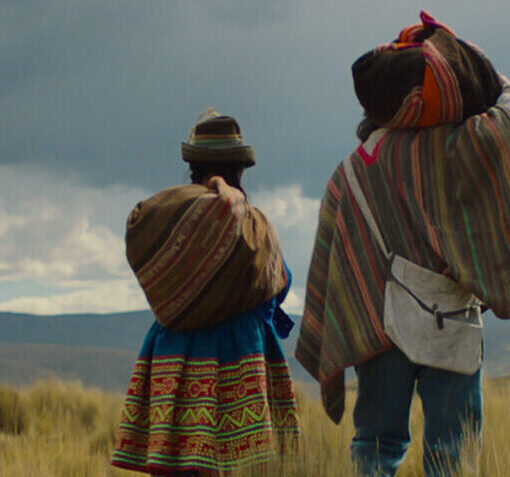 Fotograma de la película Érase una vez en los Andes, en la que vemos a dos personajes de espaldas con ropas tradicionales peruanas.