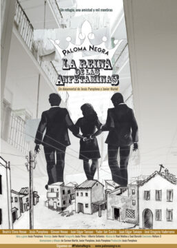 Cartel del documental Paloma negra: La reina de las anfetaminas. En la parte central y pintado en negro como su fuesen siluetas vemos dos hombres llevando a una mujer esposadas de espaldas. En la parte inferior del cartel la calle de un pueblo dibujado y en el trasfondo del cartel una imagen de un patio de vecinos.