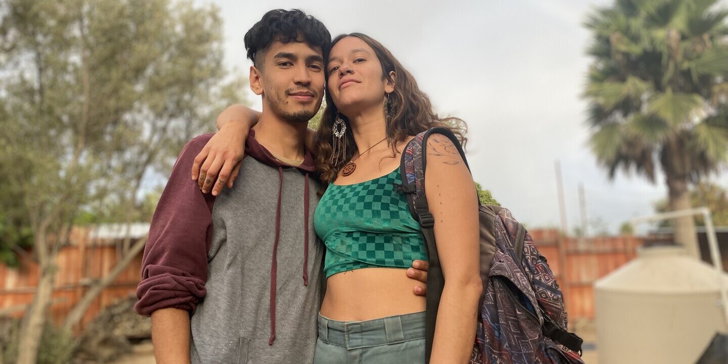 Personajes principales de Pégame, Vladi y Ana, posando frente a la camara.