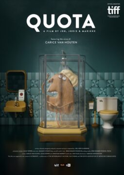 Cartel del corto Cuota. Hay un personaje metido en la ducha con un gorro amarillo. A su derecha un retrete y a su izquierda un lavabo. El fondo es la pared de un baño color verde con baldosas verdes de diferentes tonos. En la parte superior del cartel el nombre del corto.