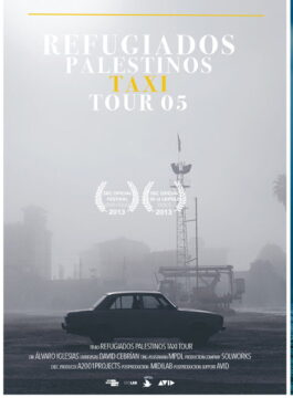 Cartel del documental Refugiados Palestinos Taxi Tour 05: un coche oscuro aparece detenido en un paisaje industrial cubierto de niebla.