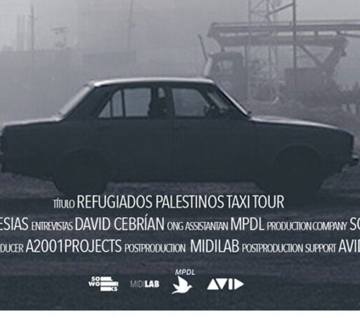 Fotorgafía de "Refugiados palestinos taxi tour 05". Coche visto desde un lado. Blanco y engro. Créditos del filme.