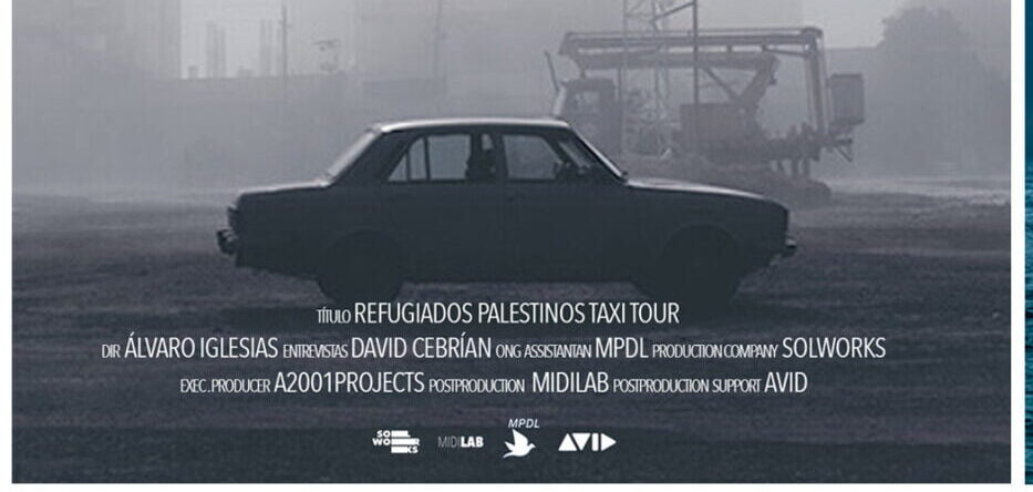 Fotorgafía de "Refugiados palestinos taxi tour 05". Coche visto desde un lado. Blanco y engro. Créditos del filme.
