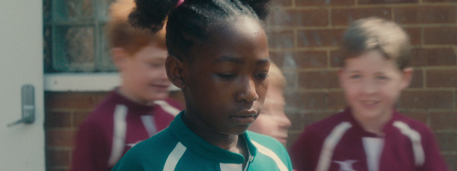 Fotograma del corto Solo niños, donde aparecen unos niños con ropa deportiva.