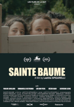 Póster del cortometraje Sainte Baume cortometraje sobre identidad femenina y legado histórico. En la imagen superior, tres mujeres jóvenes observan discretamente desde detrás de una puerta de madera clara, con expresiones de curiosidad y reflexión. La composición sugiere una conexión íntima entre ellas y una historia compartida. En la parte inferior, sobre un fondo negro, destaca el título “Sainte Baume” en letras blancas y amarillas, junto con los créditos del film y los logos de festivales internacionales. La estética general transmite un tono sensible y contemplativo, acorde al tema de la memoria y el legado femenino.